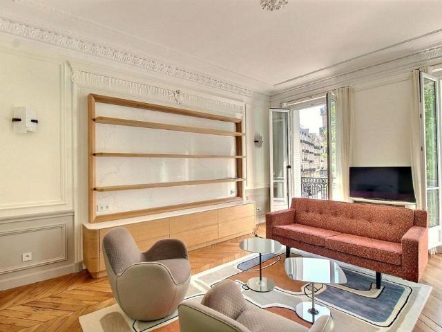 Tout savoir sur cet appartement dans le quartier Saint Thomas d'Aquin, à Paris 7ème