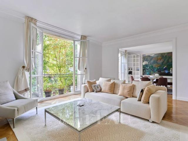 Tout savoir sur cet appartement dans le quartier Saint Thomas d'Aquin, à Paris 7ème