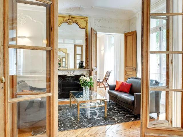 Tout savoir sur cet appartement dans le quartier Saint Thomas d'Aquin, à Paris 7ème