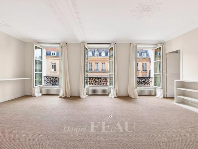 Tout savoir sur cet appartement dans le quartier Saint Thomas d'Aquin, à Paris 7ème