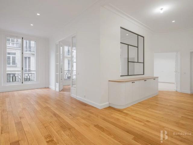 Tout savoir sur cet appartement dans le quartier Porte Dauphine, à Paris 16ème