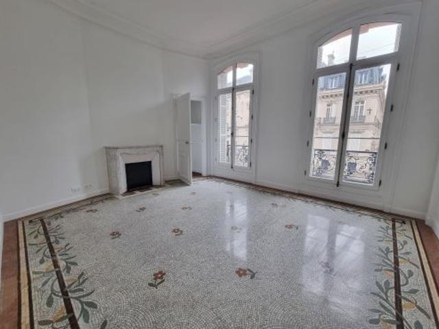 Tout savoir sur cet appartement dans le quartier Parc Monceau, à Paris 8ème