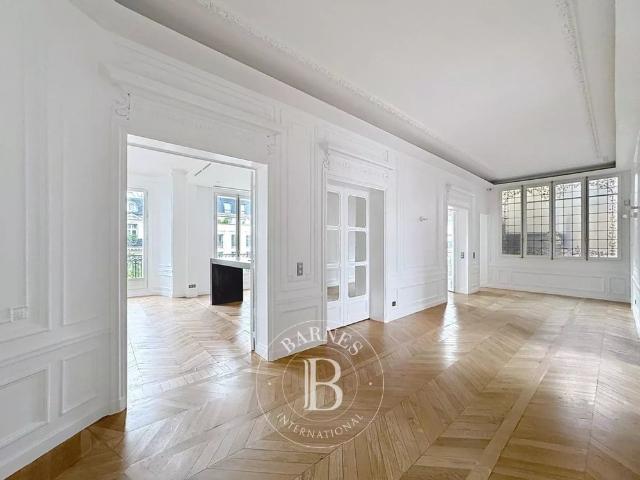 Tout savoir sur cet appartement dans le quartier Parc Monceau, à Paris 8ème