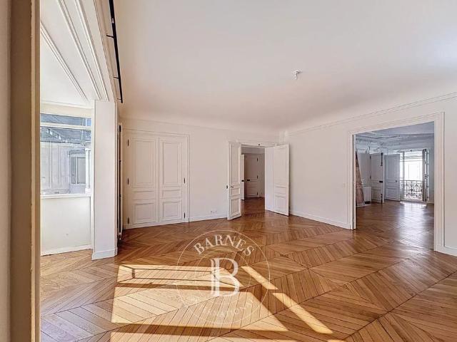 Tout savoir sur cet appartement dans le quartier Parc Monceau, à Paris 8ème