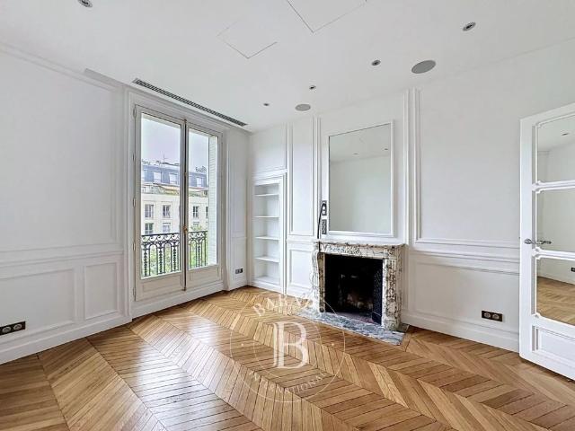 Tout savoir sur cet appartement dans le quartier Parc Monceau, à Paris 8ème
