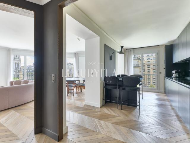 Tout savoir sur cet appartement dans le quartier Triangle d'Or, à Paris 8ème