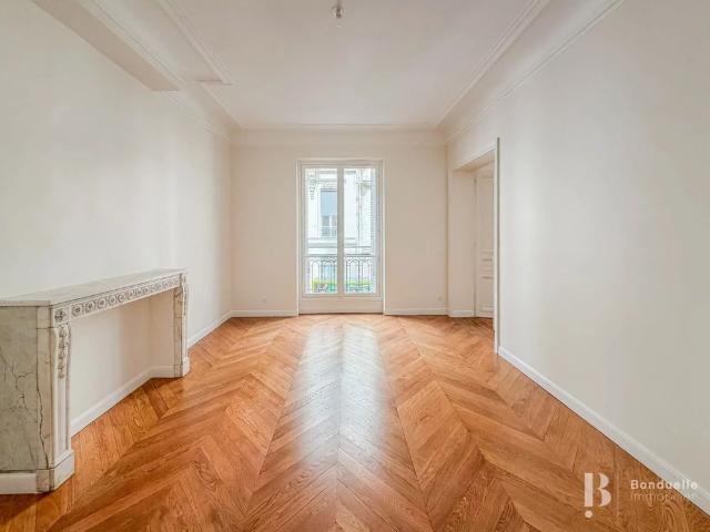 Tout savoir sur cet appartement dans le quartier Triangle d'Or, à Paris 8ème