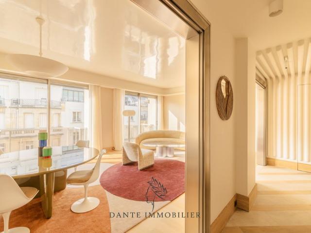Tout savoir sur cet appartement dans le quartier Triangle d'Or, à Paris 8ème