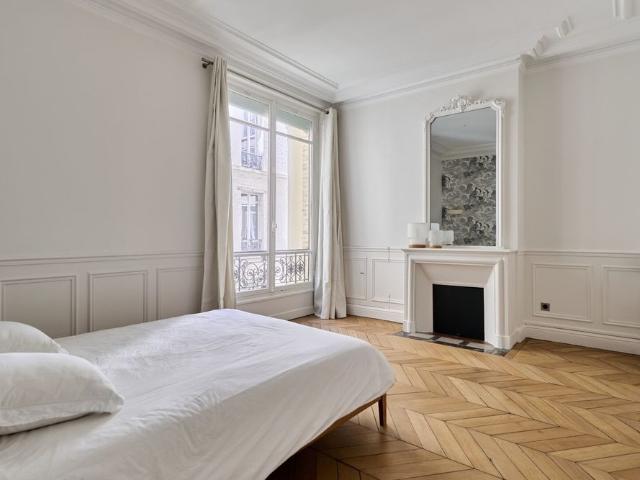 Tout savoir sur cet appartement dans le quartier Triangle d'Or, à Paris 8ème