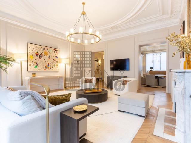 Tout savoir sur cet appartement dans le quartier Triangle d'Or, à Paris 8ème