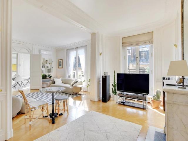 Tout savoir sur cet appartement dans le quartier Triangle d'Or, à Paris 8ème