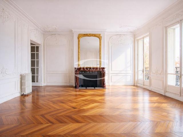 Tout savoir sur cet appartement dans le quartier Triangle d'Or, à Paris 8ème