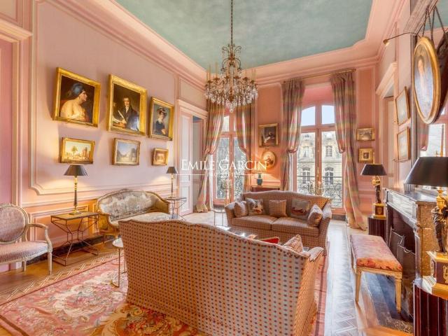 Tout savoir sur cet appartement dans le quartier Triangle d'Or, à Paris 8ème