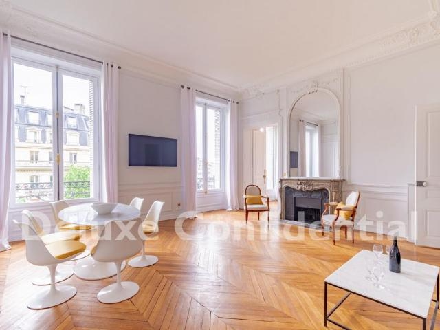 Tout savoir sur cet appartement dans le quartier Triangle d'Or, à Paris 8ème