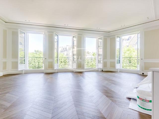 Tout savoir sur cet appartement dans le quartier Triangle d'Or, à Paris 8ème