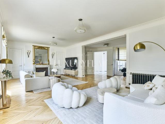 Tout savoir sur cet appartement dans le quartier Triangle d'Or, à Paris 8ème