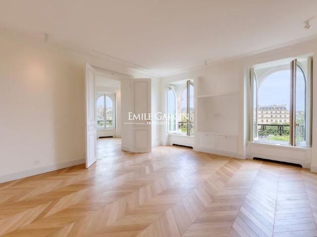 Tout savoir sur cet appartement dans le quartier Triangle d'Or, à Paris 8ème