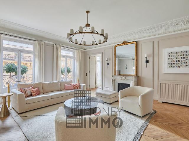 Tout savoir sur cet appartement dans le quartier Triangle d'Or, à Paris 8ème