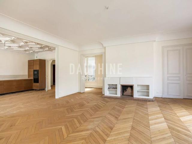 Tout savoir sur cet appartement dans le quartier Triangle d'Or, à Paris 8ème