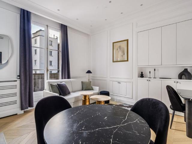 Tout savoir sur cet appartement dans le quartier Triangle d'Or, à Paris 8ème