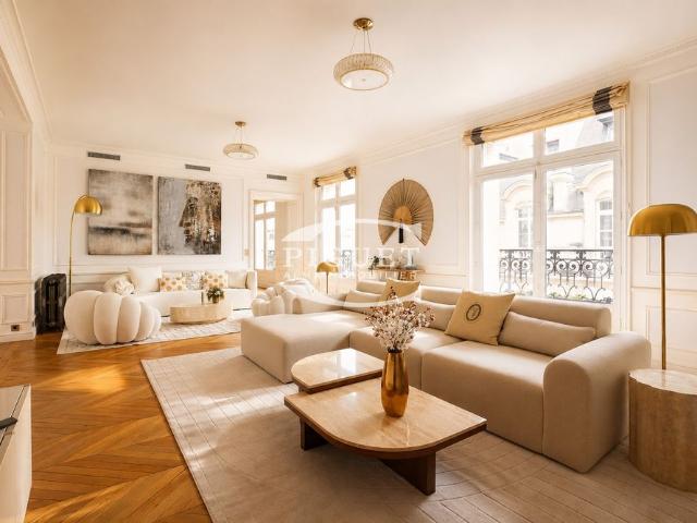 Tout savoir sur cet appartement dans le quartier Triangle d'Or, à Paris 8ème