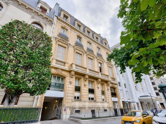 Tout savoir sur cet appartement dans le quartier Triangle d'Or, à Paris 8ème
