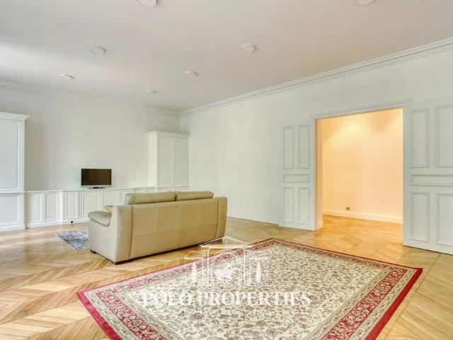 Tout savoir sur cet appartement dans le quartier Triangle d'Or, à Paris 8ème