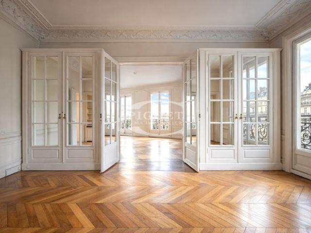 Tout savoir sur cet appartement dans le quartier Triangle d'Or, à Paris 8ème