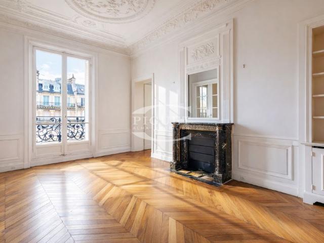Tout savoir sur cet appartement dans le quartier Triangle d'Or, à Paris 8ème