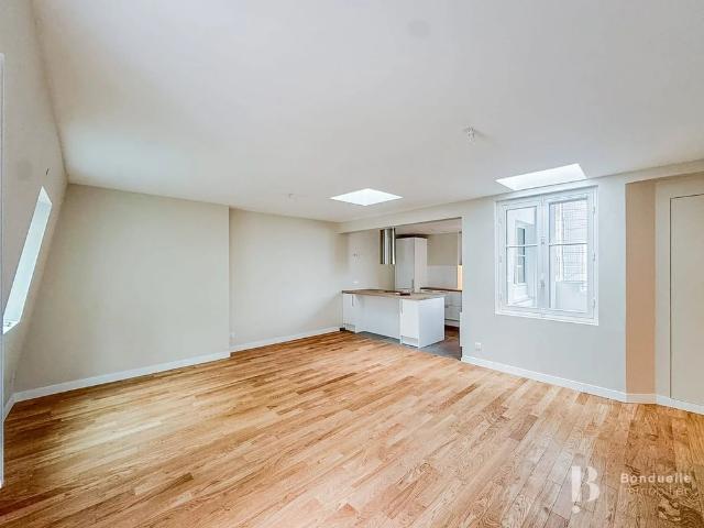 Tout savoir sur cet appartement dans le quartier Triangle d'Or, à Paris 8ème