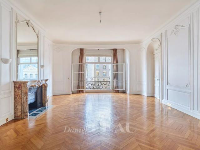 Tout savoir sur cet appartement dans le quartier Triangle d'Or, à Paris 8ème