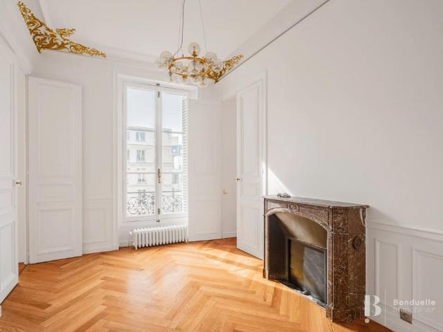 Tout savoir sur cet appartement dans le quartier Triangle d'Or, à Paris 8ème
