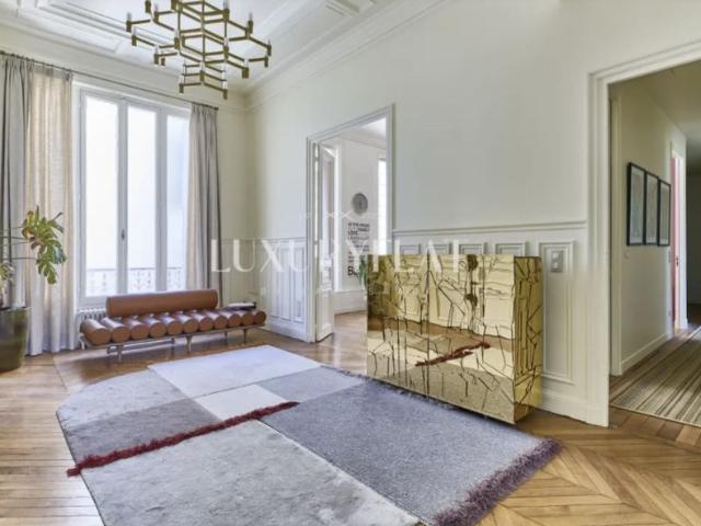 Tout savoir sur cet appartement dans le quartier Triangle d'Or, à Paris 8ème