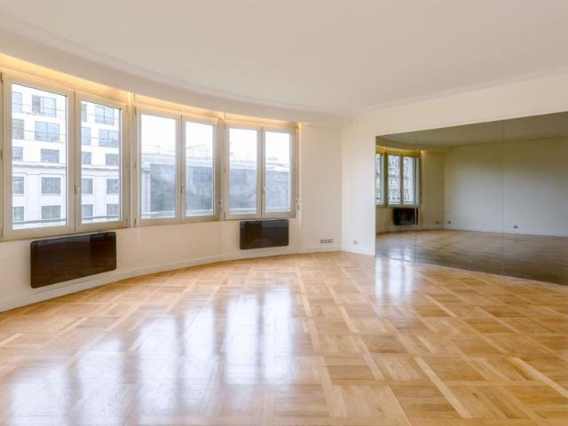Tout savoir sur cet appartement dans le quartier Triangle d'Or, à Paris 8ème