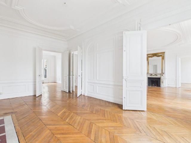 Tout savoir sur cet appartement dans le quartier Triangle d'Or, à Paris 8ème