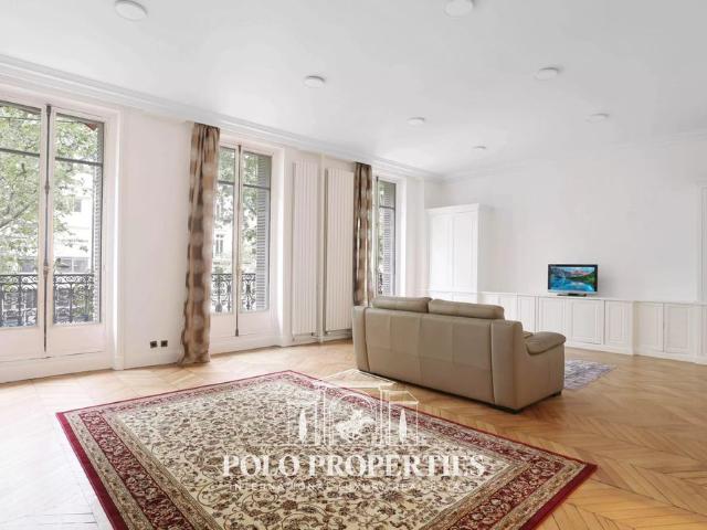 Tout savoir sur cet appartement dans le quartier Triangle d'Or, à Paris 8ème
