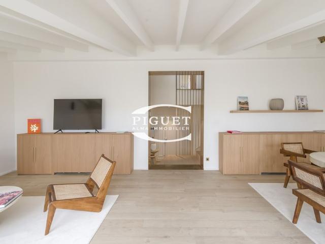 Tout savoir sur cet appartement dans le quartier Triangle d'Or, à Paris 8ème