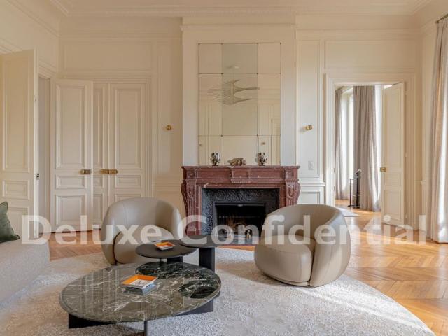 Tout savoir sur cet appartement dans le quartier Triangle d'Or, à Paris 8ème