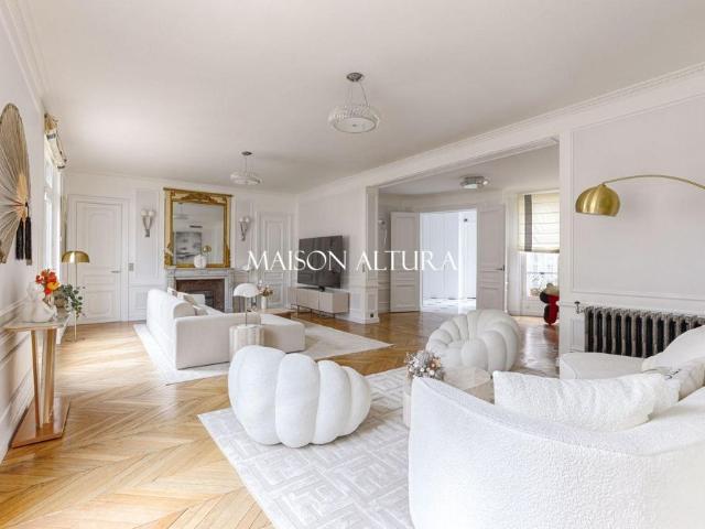 Tout savoir sur cet appartement dans le quartier Triangle d'Or, à Paris 8ème