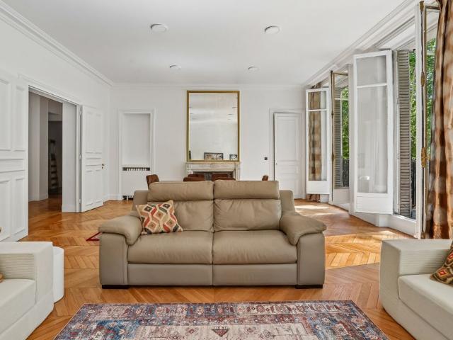 Tout savoir sur cet appartement dans le quartier Triangle d'Or, à Paris 8ème