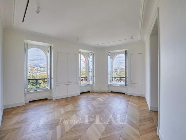 Tout savoir sur cet appartement dans le quartier Triangle d'Or, à Paris 8ème