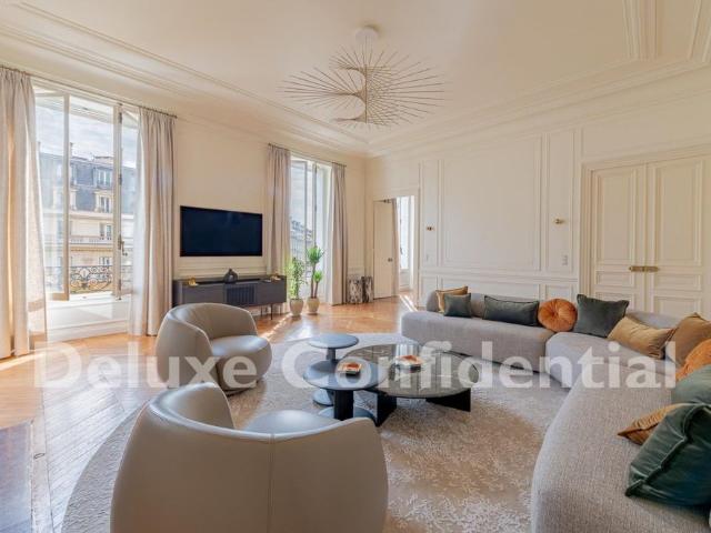 Tout savoir sur cet appartement dans le quartier Triangle d'Or, à Paris 8ème