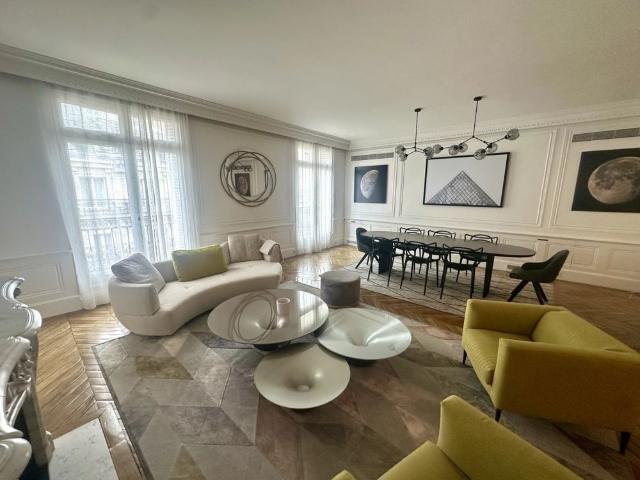 Tout savoir sur cet appartement dans le quartier Triangle d'Or, à Paris 8ème
