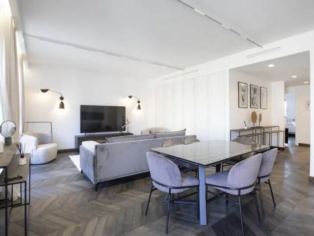 Tout savoir sur cet appartement dans le quartier Triangle d'Or, à Paris 8ème