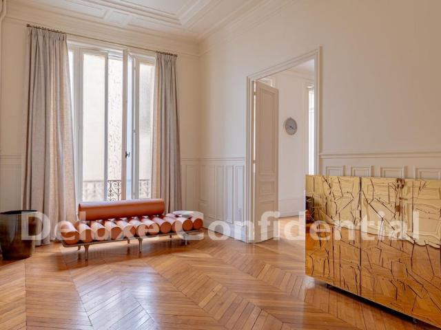 Tout savoir sur cet appartement dans le quartier Triangle d'Or, à Paris 8ème