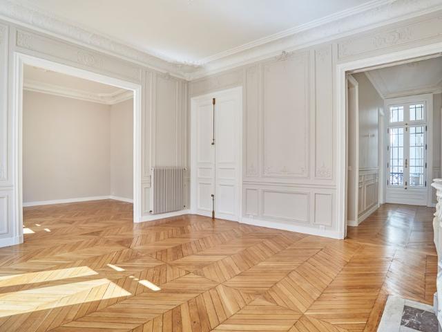 Tout savoir sur cet appartement dans le quartier Triangle d'Or, à Paris 8ème