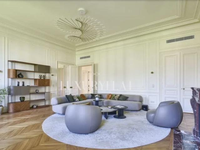Tout savoir sur cet appartement dans le quartier Triangle d'Or, à Paris 8ème