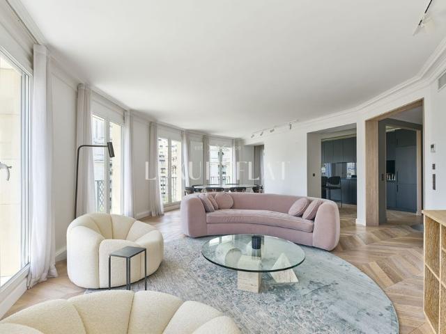 Tout savoir sur cet appartement dans le quartier Triangle d'Or, à Paris 8ème