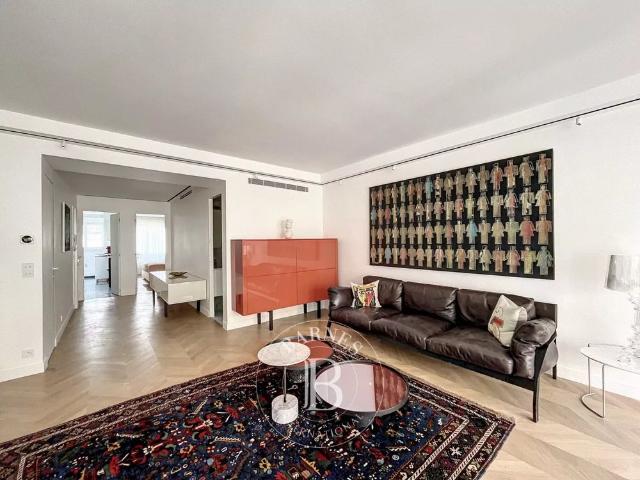 Tout savoir sur cet appartement dans le quartier Triangle d'Or, à Paris 8ème