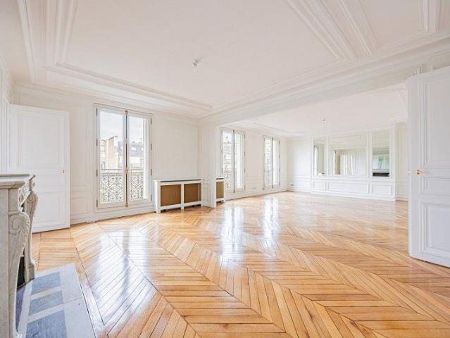 Tout savoir sur cet appartement dans le quartier Triangle d'Or, à Paris 8ème